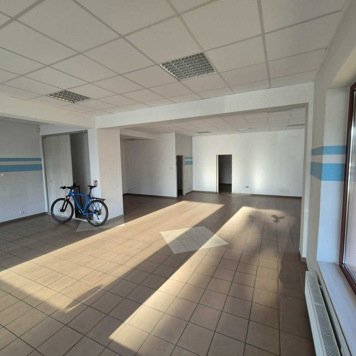 Lokal wysoki, witryny, skrzyżowanie świetlne