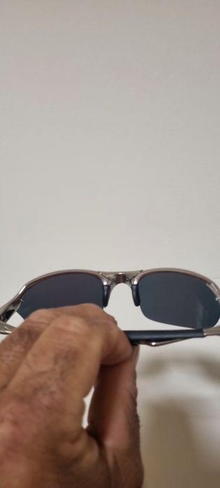 Tenho esses 2 óculos  OAKLEY vindos do Brasil