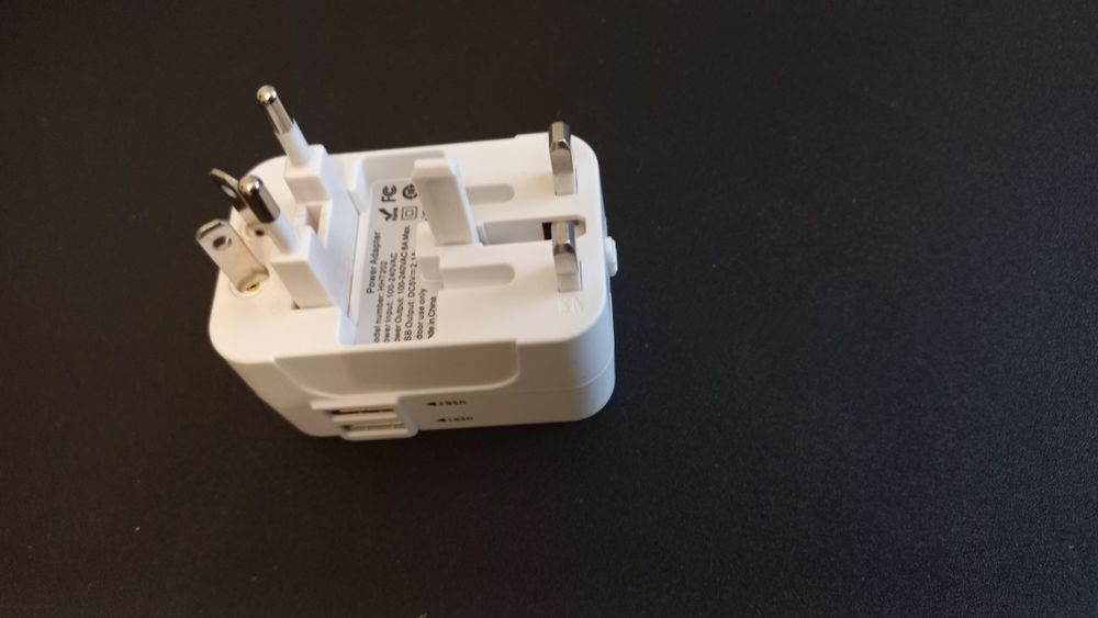 Adapter podróżny  turustyczna przejściówka zasilania
