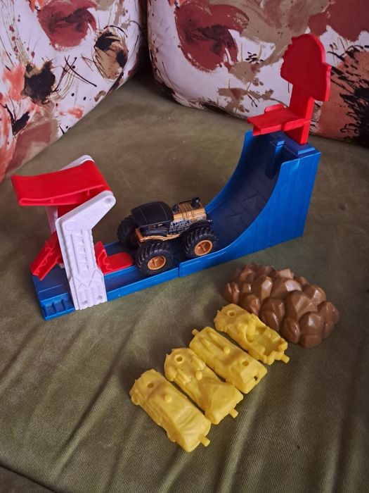 Трек Wheels Monster Trucks Big AIR Breakout змагання по стрибками