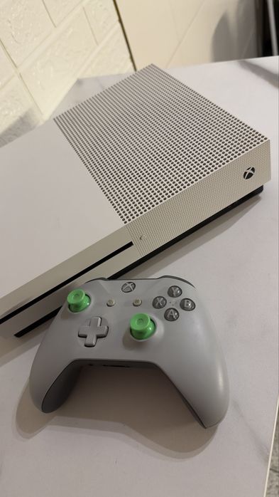 Xbox One S 500GB + Comando + Jogos Digitais