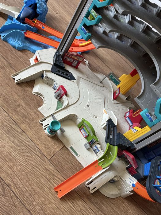 Величезний мега трек hot wheels