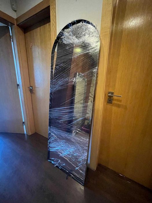 Espelho de corpo inteiro em arco preto | 175 cm