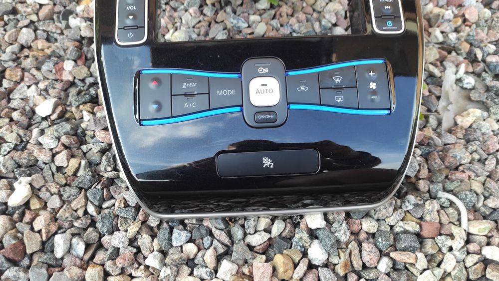 Obudowa radia Nissan Leaf panel nawiewu kratka nawiewu