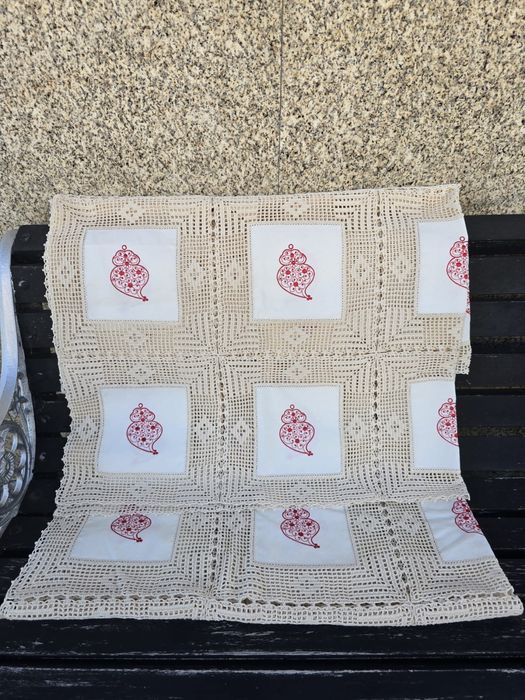 Toalha de croche e linho com 2,45 por 1,30m motivo coraçao de viana.