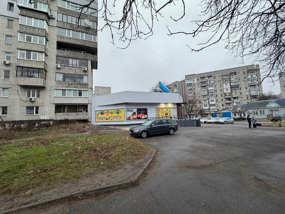 Приміщення в спальнику біля продуктового магазину