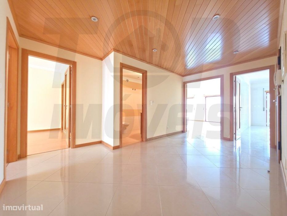 Apartamento T3 com Parqueamento - Urb. das Oliveirinhas - Samora Co...