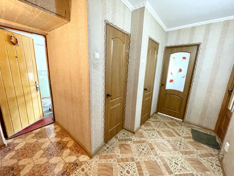 Продам двокімнатну квартиру в Варварівці! Гараж!