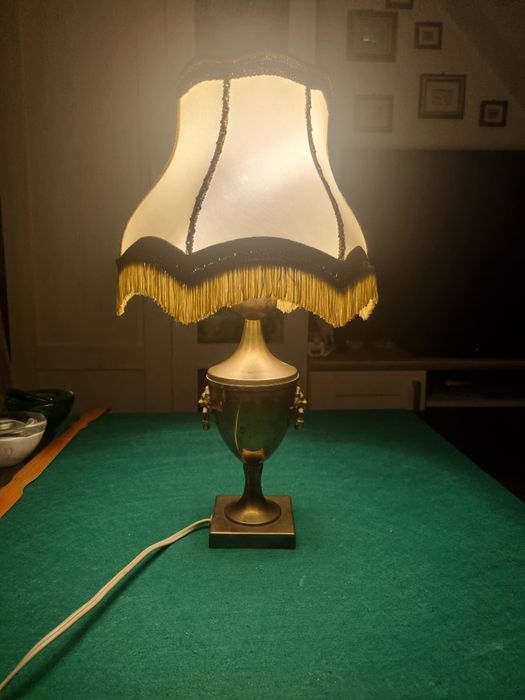 Lampa stołowa z mosiądzu stylizowana na amfore