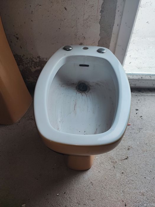 Bidé tons amarelo e branco