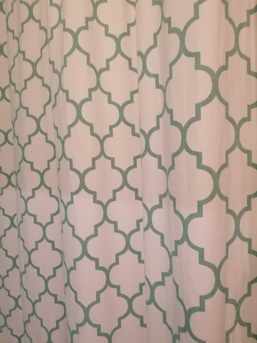 Cortinados com padrão azul e branco com 230 cm de altura