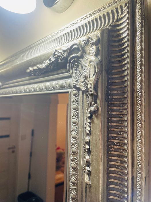 Lustro w srebrnej ramie