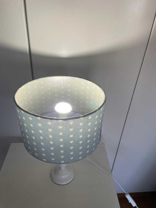 Candeeiro com Abajour Azul e Estrelas Brancas para Quarto de Criança