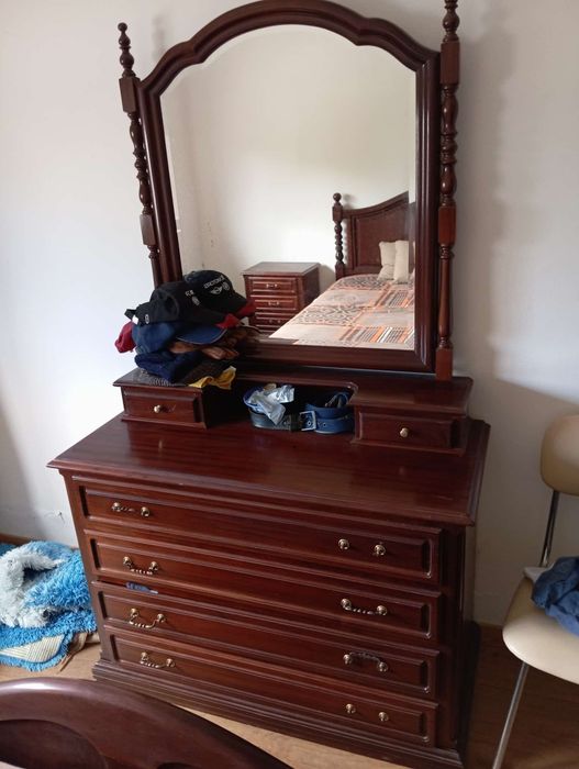 Mobilia de quarto de casal.