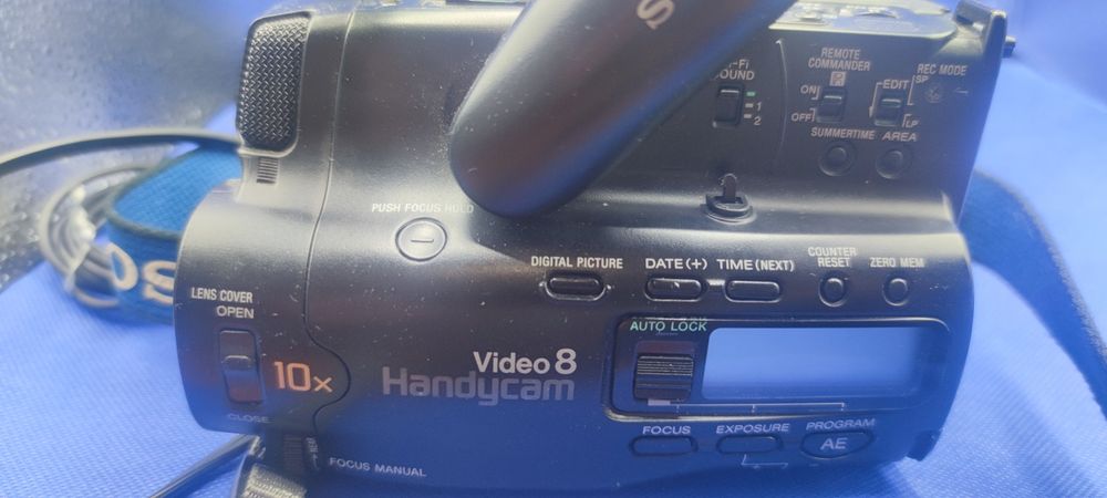 Sony Handycam CCD-TR305E com acessorios (com avaria)