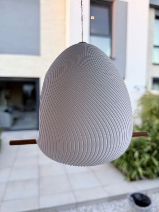 Nowoczesny karmnik dla ptaków – stylowy, lekki biały