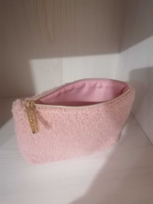 Kosmetyczka różowa futerkowa firmy"Nocibee"-nowa