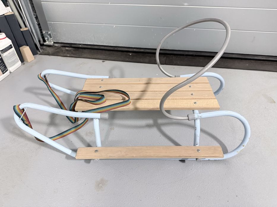 Sanki metalowe z oparciem