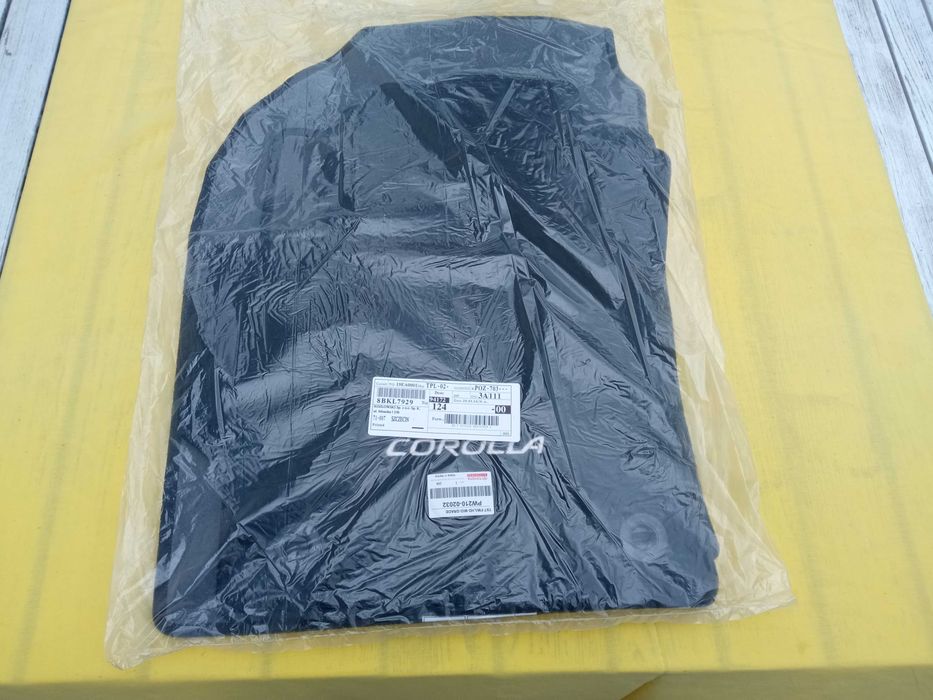 Dywaniki samochodowe Toyota Corolla komplet oryginał Toyota