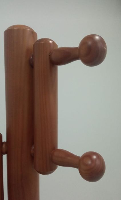 Cabide de quarto em pinho mel envernizado