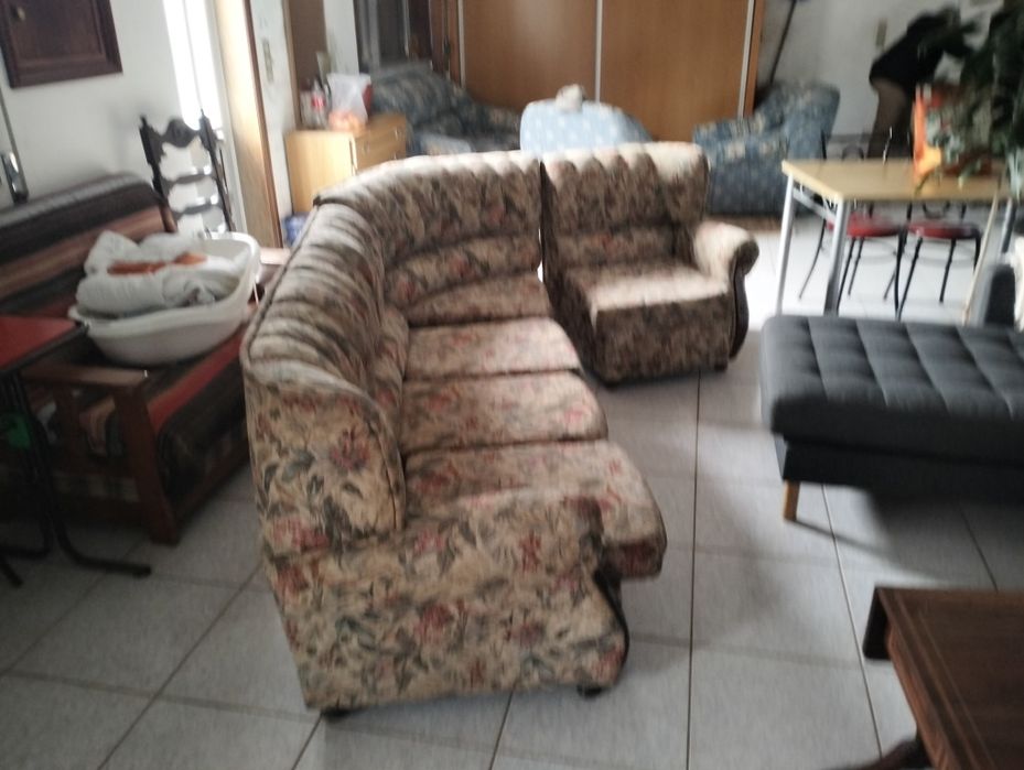 Sofá usado em bom estado , é composto por 3 partes