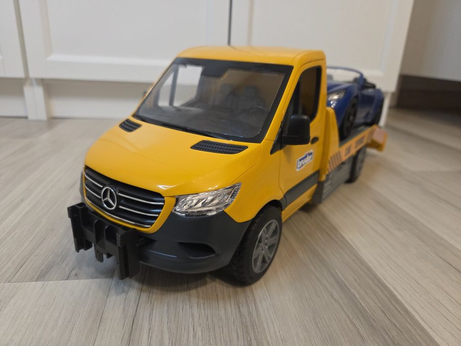 Używana laweta BRUDER Mercedes Sprinter z niebieskim autem
