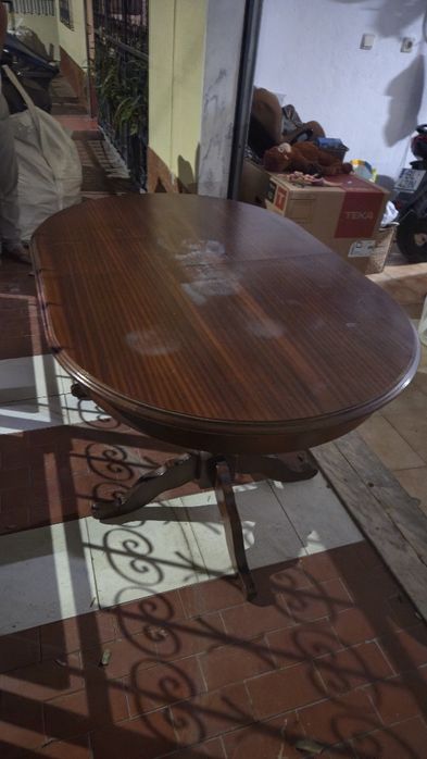 Mesa de jantar em madeira