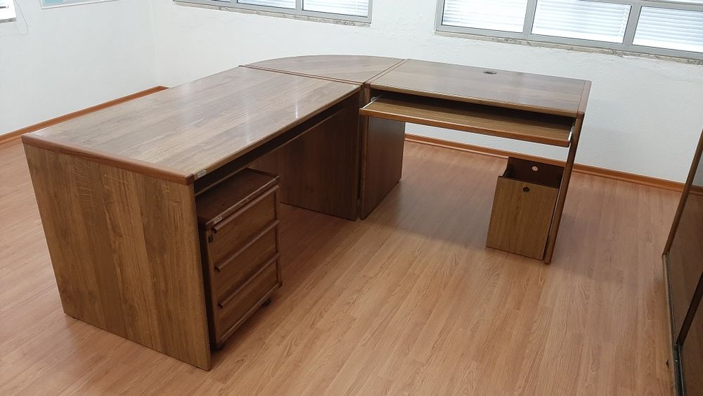 Secretária de direcção  + Estante em muito bom estado