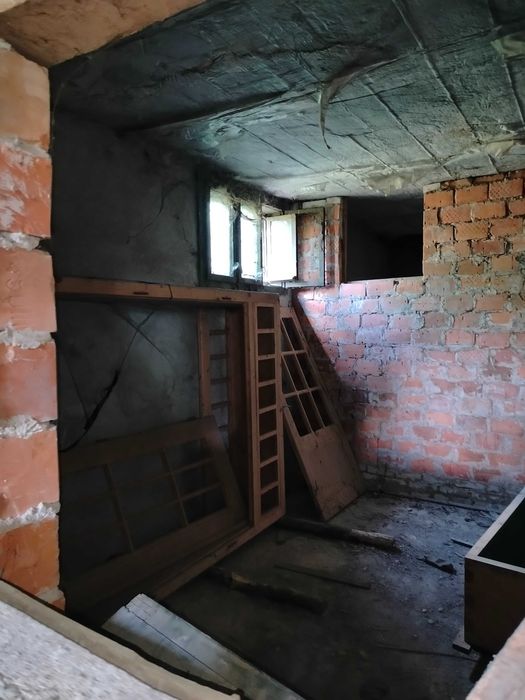 Продається недобудований будинок з великим підвальним гаражем на 3авто