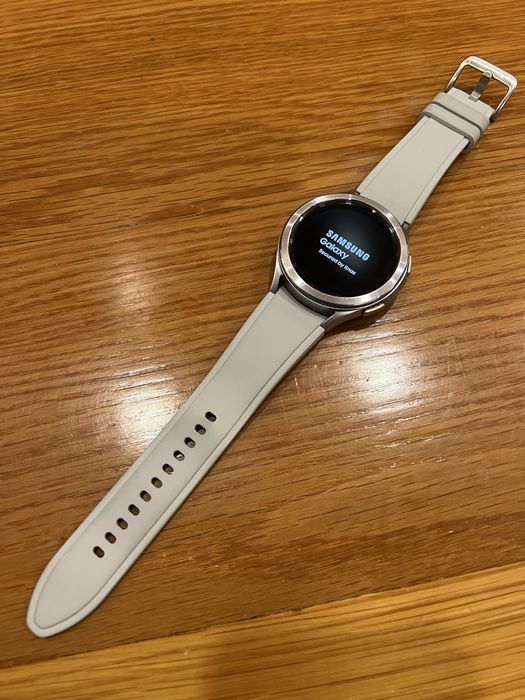 Samsung Galaxy Watch 4 Classic 46mm — Elegante, Potente e Como Novo!