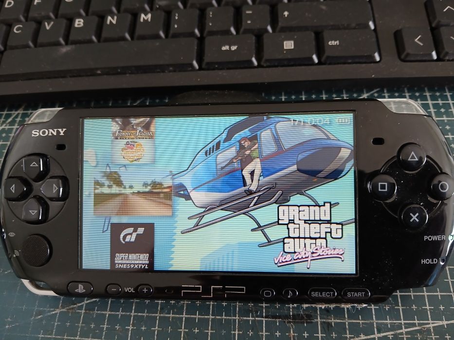 Psp com jogos e emuladores.