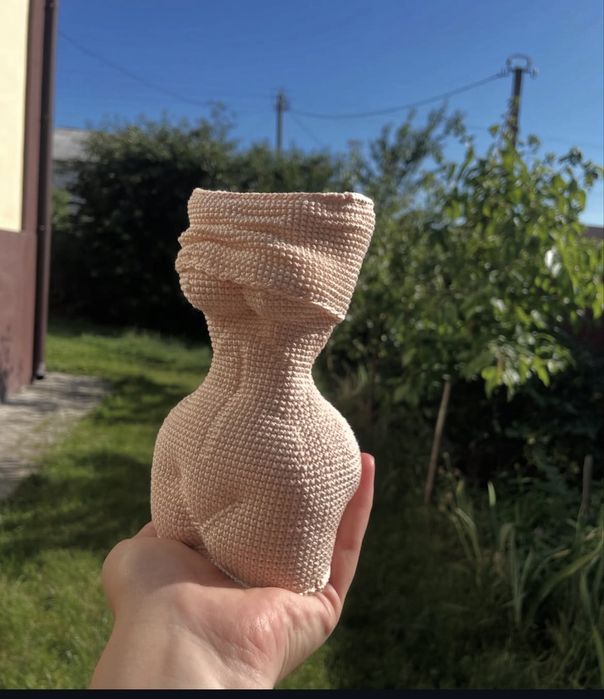 Жіноча фігура, чоловіча фігура звʼязані гачком