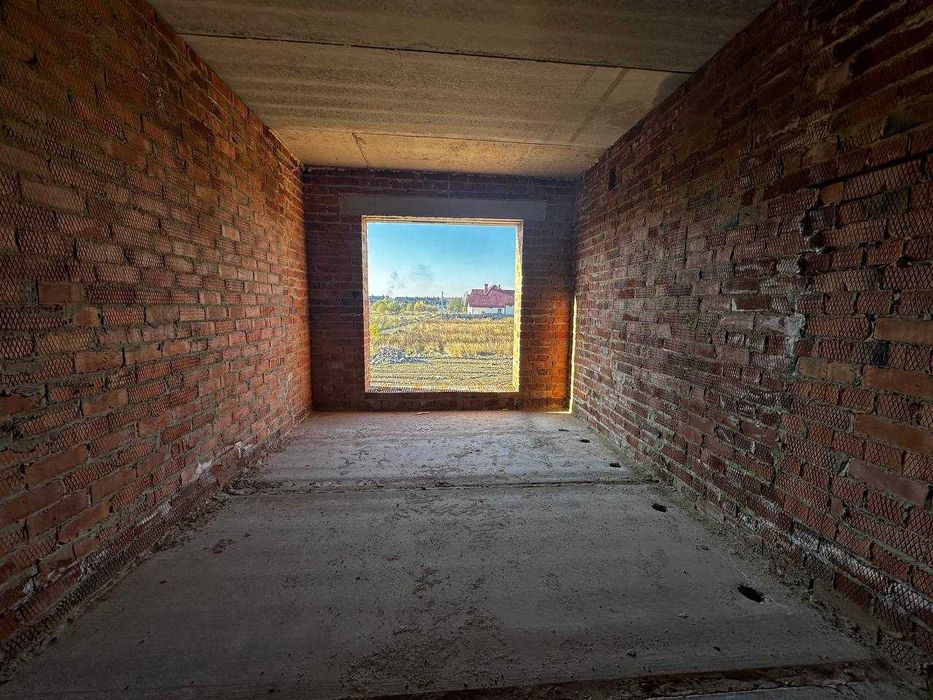 Сучасний будинок з власною земельною ділянкою від забудовника