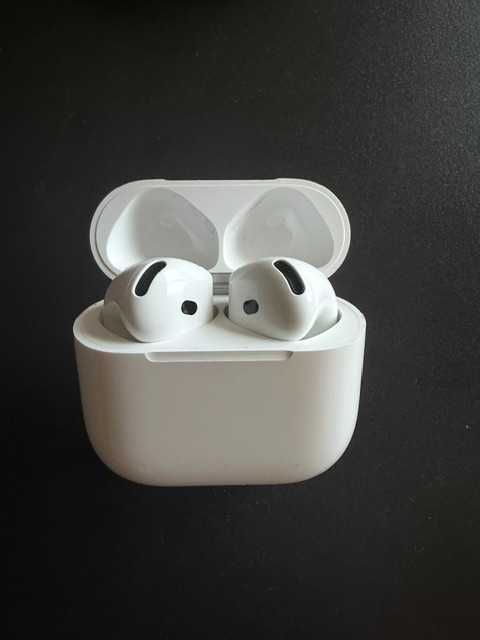 Airpods 4 com charging case (luz laranja)