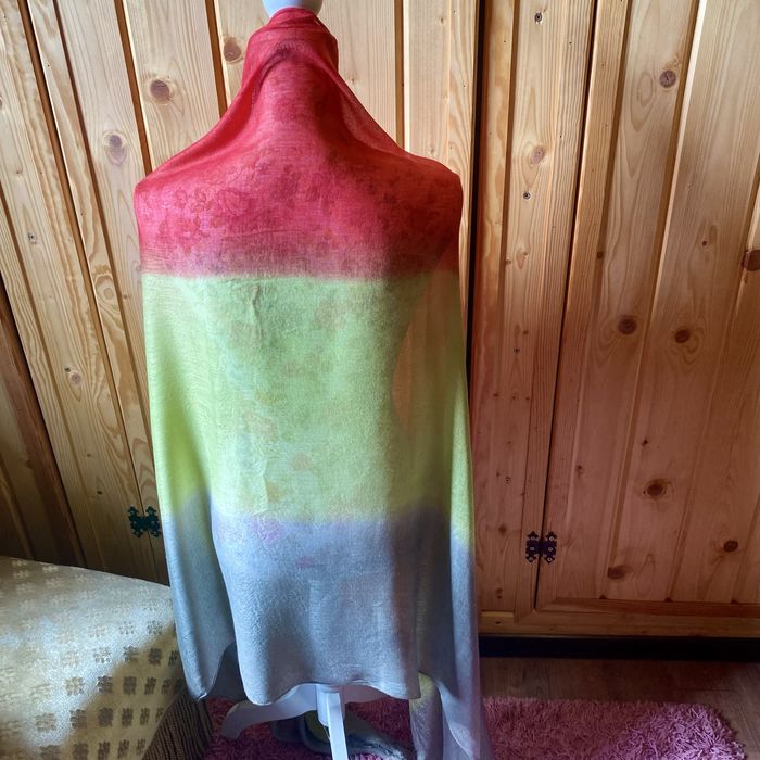 Piękny szal w trzech kolorach