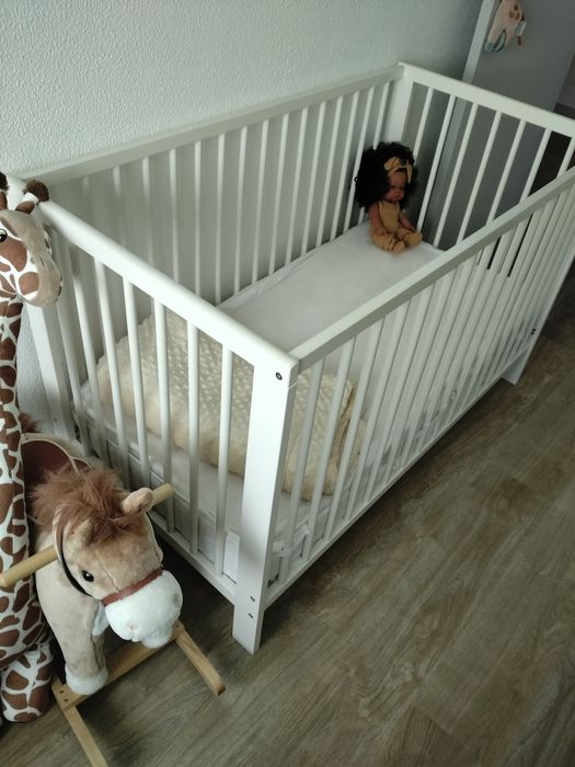 Cama de bebé com 2 meses de utilização