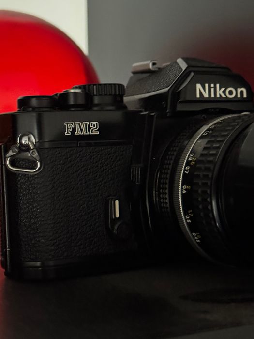 Várias câmaras fotográficas, antigas e digitais e objectivas também