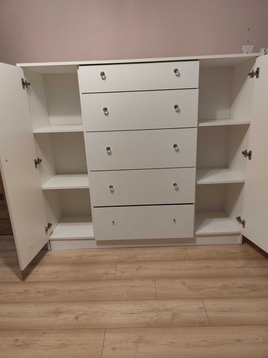 Sprzedam białą komodę