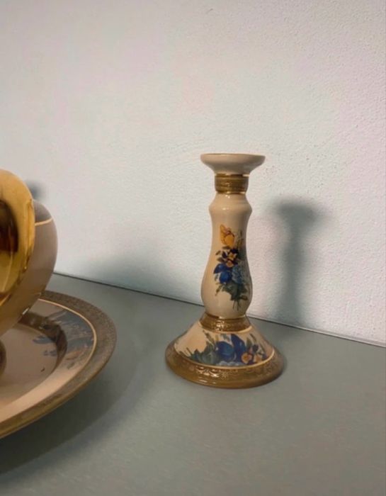 Conjunto de porcelana decorativa com detalhes dourados