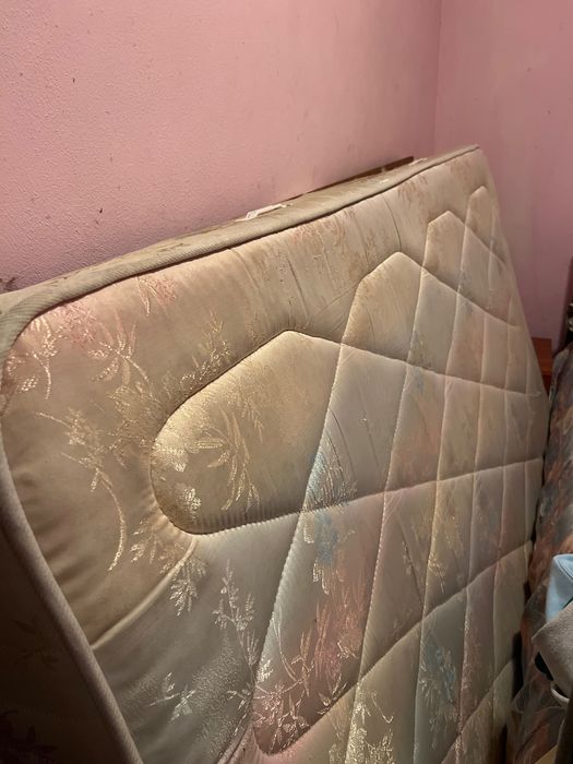 Cama de casal com duas mesinhas de cabeceira + colchão