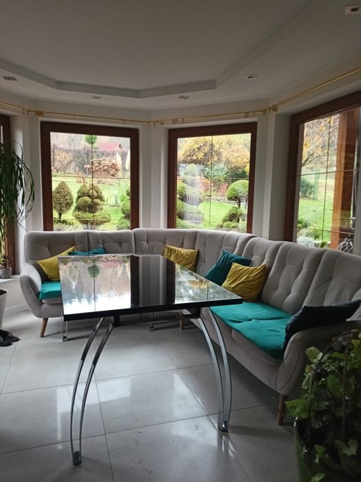 Piękny czarny stół