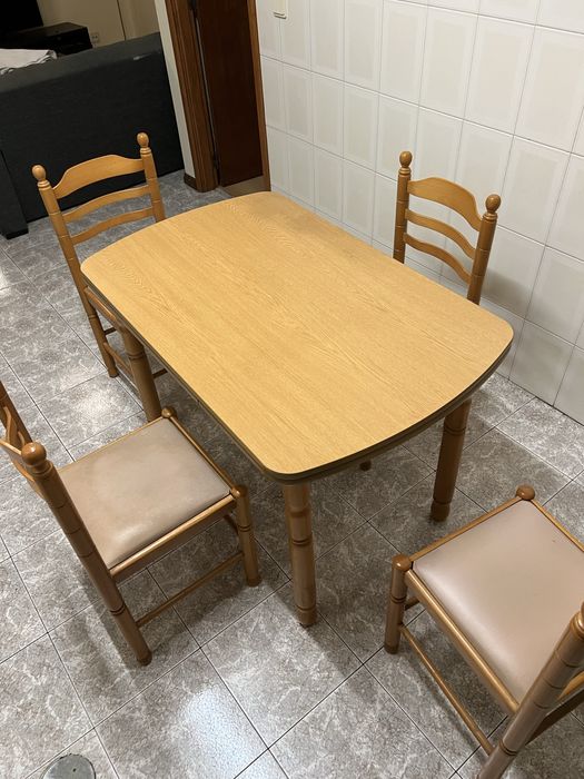 Mesa em madeira em ótimo estado