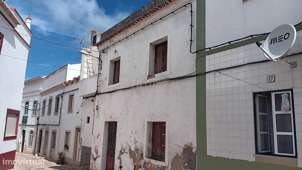 Moradia Para Recuperar Em Zona De Reabilitação Urbana (Aru) Em S.b. De