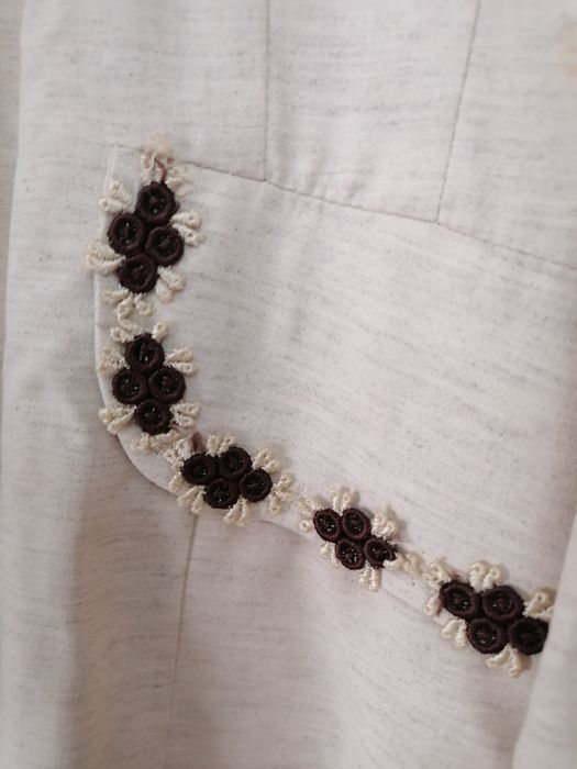 Conjunto casaco/blazer e saia curta, cor bege, com bordado, tS64551269240705121