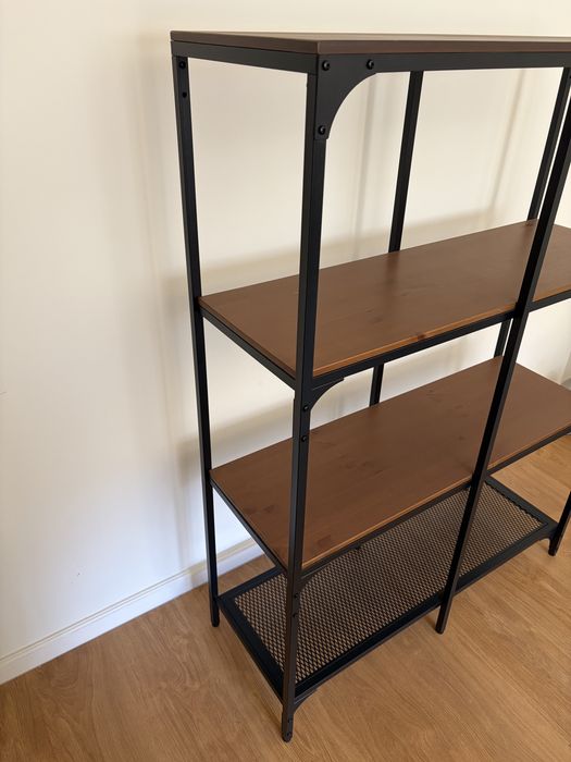 Estante IKEA FJÄLLBO – estilo industrial – excelente estado
