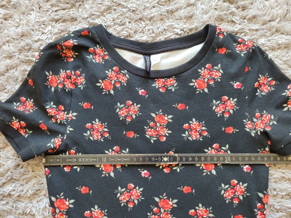 Elastyczna Czarna  sukienka w czerwone  kwiaty tuba H&M 36
Wymiary na
