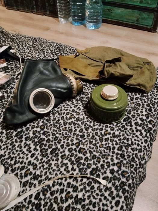 Протигаз 2 розмір, підсумок, та 10 незапотівальних плівок.