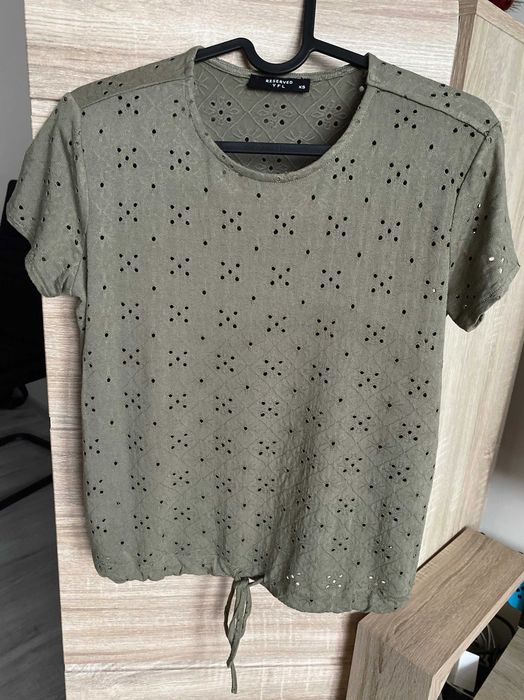 Ażurowy T-shirt khaki - Reserved - XS
