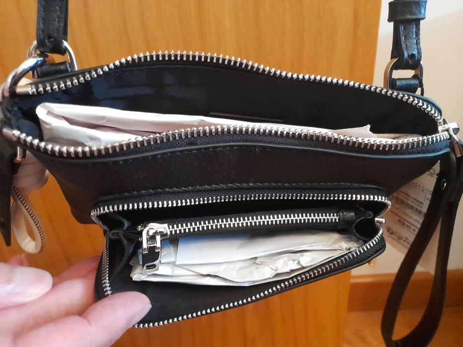 Bolsinha preta, a tiracolo, multiusos, marca Desigual