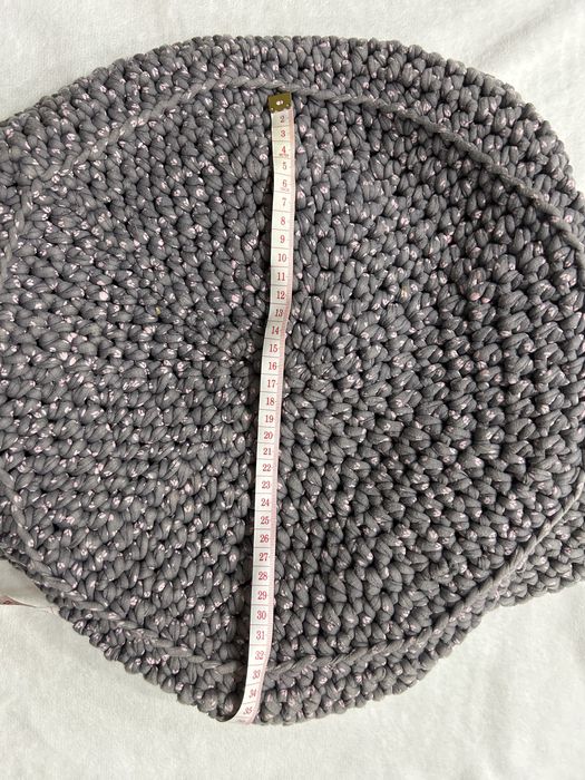 Duży kosz na zabawki robiony na szydełku